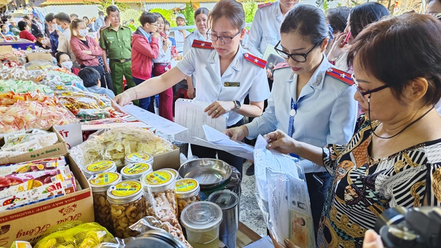 Bánh mứt Tết nguồn gốc rõ ràng, tiểu thương không ngại kiểm tra- Ảnh 1.