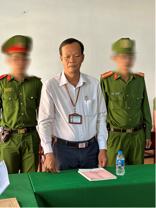 Sau phó chủ tịch huyện, tới lượt bí thư xã ở Hậu Giang bị bắt- Ảnh 1.