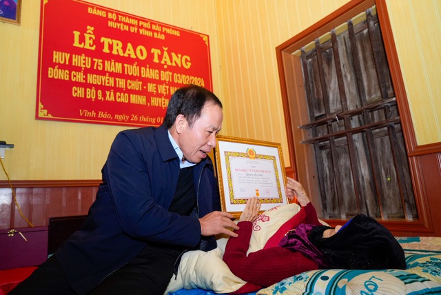 Trao tặng Huy hiệu 75 năm tuổi Đảng cho một Mẹ Việt Nam anh hùng tròn 100 tuổi- Ảnh 1.