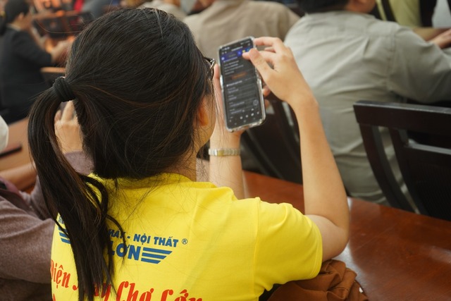 Người lao động tại TP HCM tham gia mua sắm tại Phiên chợ online - Ảnh: Hồng Đào