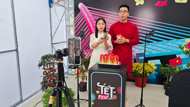 Livestream bán nem Thủ Đức (thương hiệu nem Bà Chín) tại TikTok Tết Fest vào chiều 27-1
