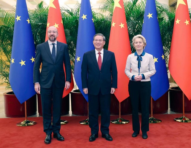 Từ trái sang: Chủ tịch Hội đồng châu Âu Charles Michel, Thủ tướng Trung Quốc Lý Cường và Chủ tịch Ủy ban châu Âu Ursula von der Leyen tại Hội nghị Thượng đỉnh Trung Quốc - EU lần thứ 24 ở thủ đô Bắc Kinh hồi tháng 12-2023 Ảnh: TÂN HOA XÃ