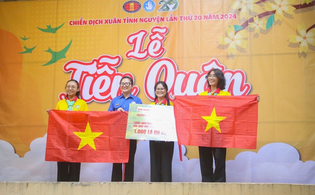 Đại diện Đoàn Thanh niên Báo Người Lao Động trao cờ cho Ban Chỉ huy chiến dịch “Xuân Tình nguyện” năm 2024 Ảnh: HUẾ XUÂN