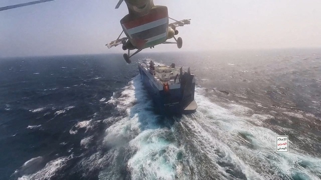 Houthi leo thang trên biển Đỏ, nhiều tàu thương mại trúng tên lửa- Ảnh 2.