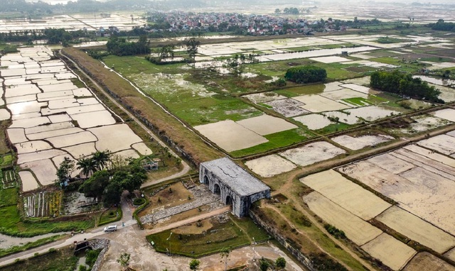 Bình yên cảnh nông dân cấy lúa trong thành cổ trên 600 năm tuổi- Ảnh 2.