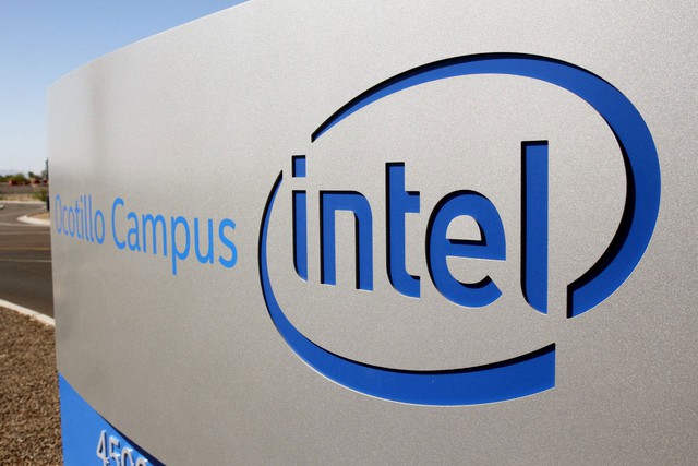 Bên ngoài một nhà máy chip của hãng Intel tại TP Chandler, bang Arizona - Mỹ Ảnh: REUTERS
