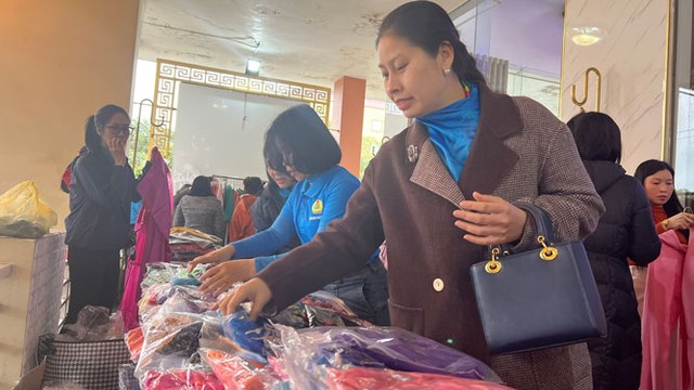 Đoàn viên - lao động lựa chọn mua sắm áo dài  tại “Chợ Tết Công đoàn”