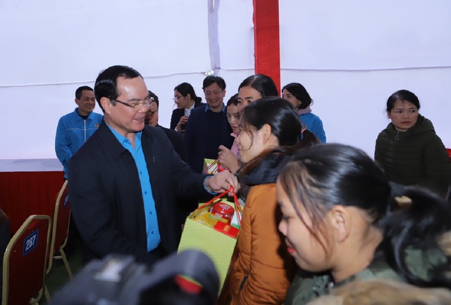 Thủ tướng tặng quà Tết gia đình chính sách, công nhân, người lao động tại Thanh Hóa- Ảnh 4.