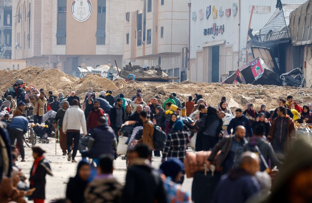 Người dân sơ tán khỏi Khan Younis ở Gaza hôm 28-1 khi lực lượng Israel tiến hành hoạt động quân sự trên bộ Ảnh: REUTERS