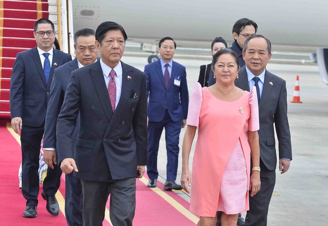 Tổng thống Philippines Ferdinand Romualdez Marcos Jr. và phu nhân đến Hà Nội chiều 29-1, bắt đầu chuyến thăm Việt Nam.Ảnh: TTXVN