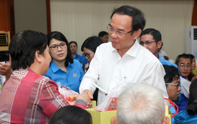 Bí thư Thành ủy TP HCM tặng quà công nhân, hộ nghèo ở Đồng Nai- Ảnh 1.