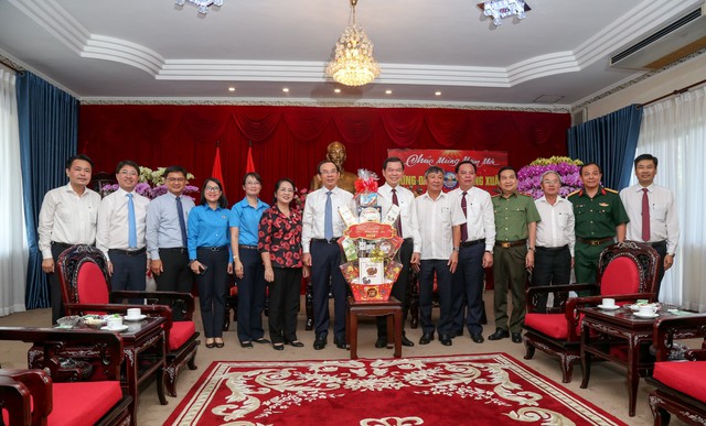 Bí thư Thành ủy TP HCM tặng quà công nhân, hộ nghèo ở Đồng Nai- Ảnh 3.