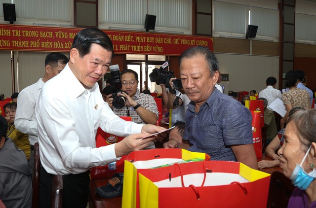 Bí thư Thành ủy TP HCM tặng quà công nhân, hộ nghèo ở Đồng Nai- Ảnh 2.