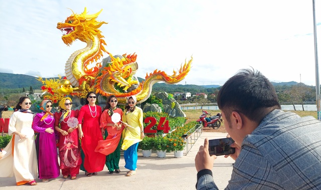 Linh vật rồng vừa được đặt ở Công viên Lao Bảo đã nhận được nhiều lời khen- Ảnh 4.
