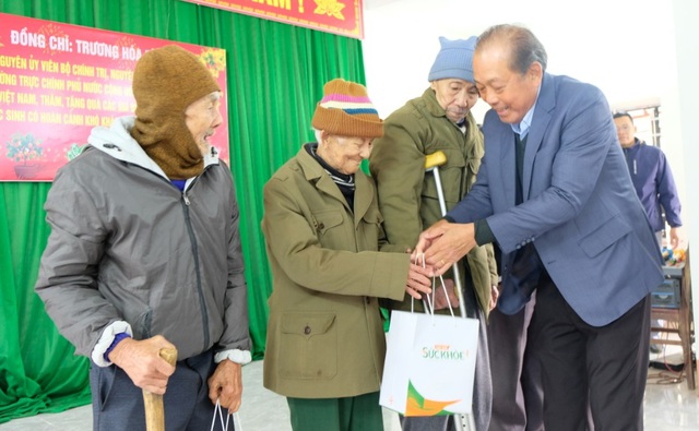 Nguyên Phó Thủ tướng Thường trực Trương Hòa Bình tặng quà Tết cho học sinh, hộ khó khăn- Ảnh 2.