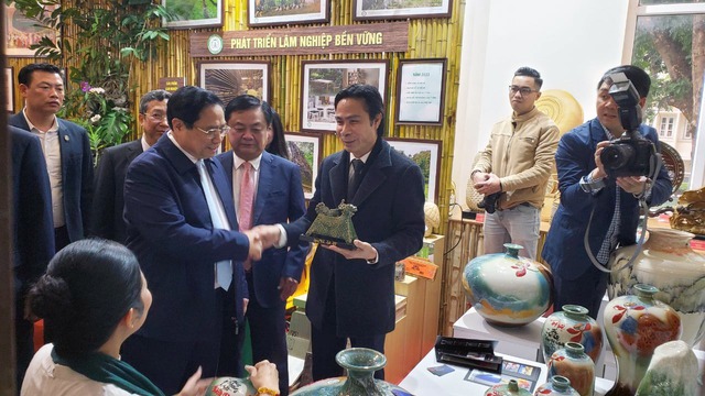Thủ tướng Phạm Minh Chính và Bộ trưởng Bộ NN-PTNT Lê Minh Hoan tham quan các gian trưng bày sản phẩm tại hội nghị