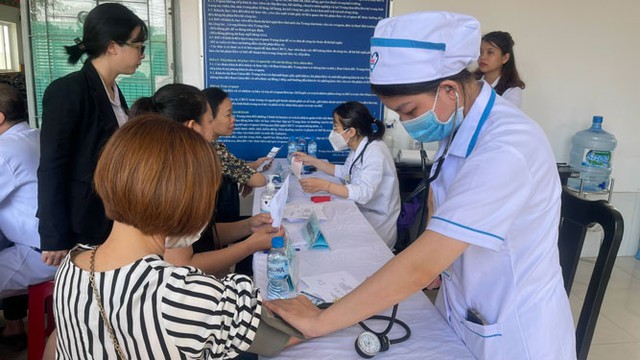 Người lao động tham gia chương trình khám sức khỏe miễn phí do LĐLĐ huyện Hóc Môn, TP HCM tổ chức năm 2023 Ảnh: CAO HƯỜNG