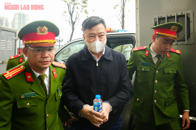 VIDEO: Hai cựu bộ trưởng Nguyễn Thanh Long, Chu Ngọc Anh tới hầu toà- Ảnh 4.