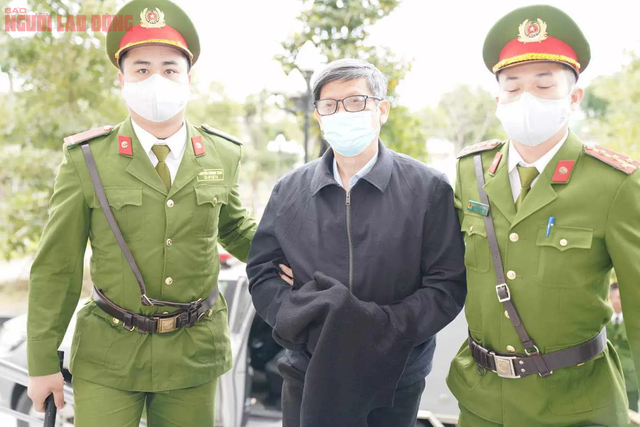 VIDEO: Hai cựu bộ trưởng Nguyễn Thanh Long, Chu Ngọc Anh tới hầu toà- Ảnh 3.