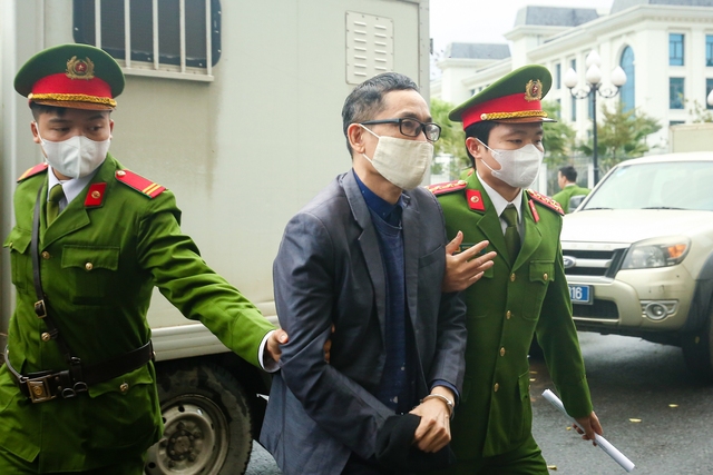 VIDEO: Hai cựu bộ trưởng Nguyễn Thanh Long, Chu Ngọc Anh tới hầu toà- Ảnh 6.