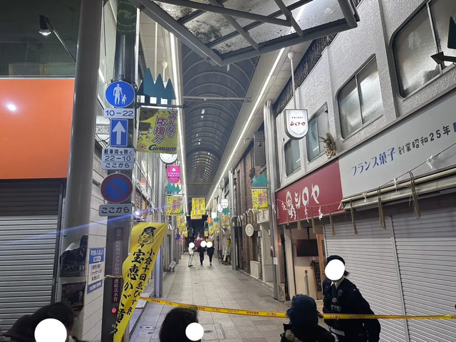 Lửa vượt tầm kiểm soát, thiêu rụi khu mua sắm nổi tiếng ở Nhật Bản- Ảnh 3.