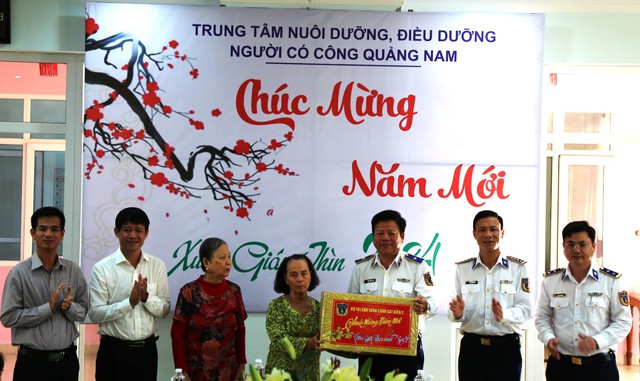 Vùng Cảnh sát biển 2 tặng 50 suất quà Tết cho người dân Cù Lao Chàm- Ảnh 2.