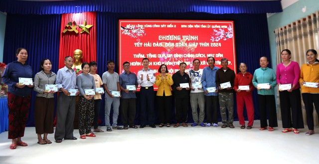 Vùng Cảnh sát biển 2 tặng 50 suất quà Tết cho người dân Cù Lao Chàm- Ảnh 1.