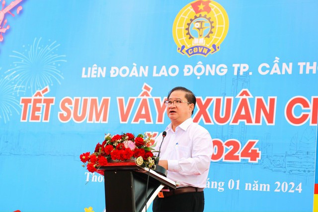 Ông Lê Quang Mạnh tặng quà cho công nhân Cần Thơ tại "Chợ Tết Công đoàn"- Ảnh 3.