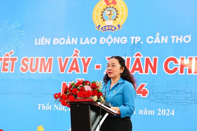 Ông Lê Quang Mạnh tặng quà cho công nhân Cần Thơ tại "Chợ Tết Công đoàn"- Ảnh 4.