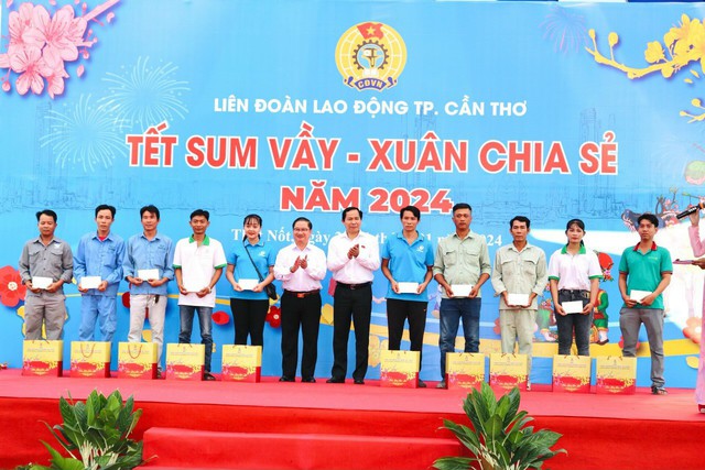 Ông Lê Quang Mạnh tặng quà cho công nhân Cần Thơ tại "Chợ Tết Công đoàn"- Ảnh 5.