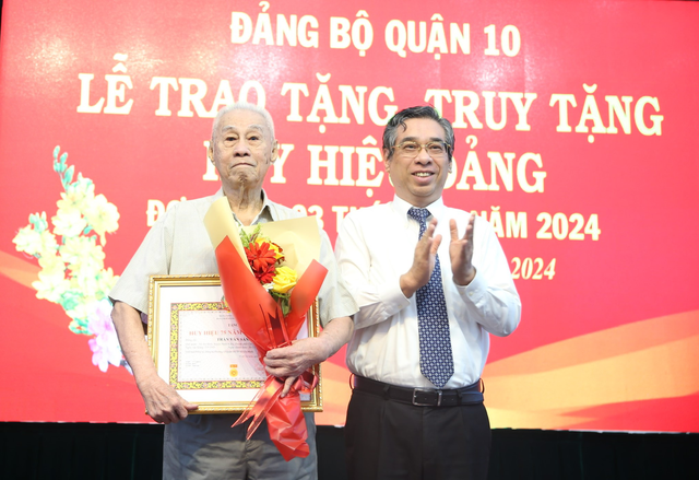 TP HCM, An Giang trao Huy hiệu Đảng cho các đảng viên- Ảnh 1.
