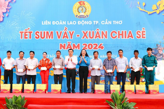 Ông Lê Quang Mạnh tặng quà cho công nhân Cần Thơ tại "Chợ Tết Công đoàn"- Ảnh 6.