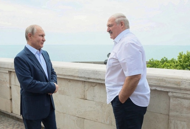 Tổng thống Nga Vladimir Putin (trái) gặp Tổng thống Belarus Alexander Lukashenko ở Sochi, Nga, vào ngày 9-6-2023. Ảnh: Sputnik