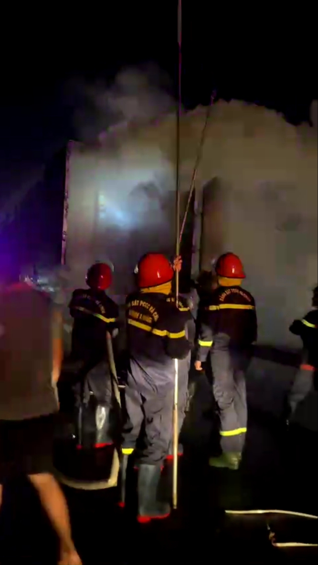 CLIP: Xe tải cháy trên cao tốc Mỹ Thuận – Cần Thơ, thiệt hại 3,5 tỉ đồng- Ảnh 2.
