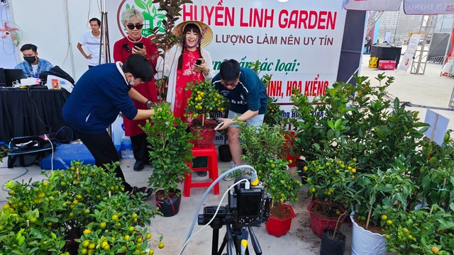 Livestream bán hoa, cây cảnh Tết ở Công viên bờ sông Sài Gòn Ảnh: NGỌC ÁNH
