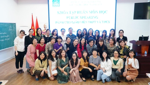 ThS Phan Mỹ Linh đào tạo bộ môn hùng biện cho giáo viên THCS và THPT (Ảnh: NVCC)