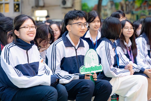Học sinh trường THPT Việt Đức lắng nghe những chia sẻ của BTC cuộc thi