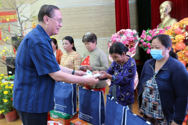 Trường ĐH Cửu Long trao 120 phần quà Tết cho người nghèo- Ảnh 3.