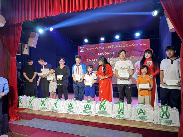 Ca sĩ Bích Thủy, Hạ Châu trao quà Tết, học bổng cho con em công nhân sân khấu- Ảnh 4.