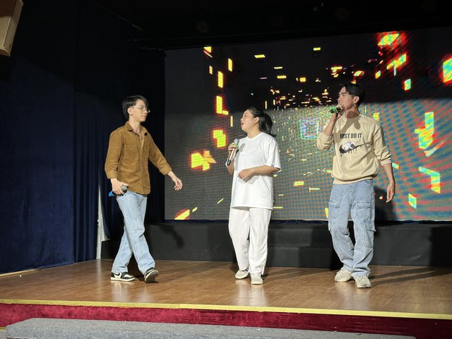 Ca sĩ Bích Thủy, Hạ Châu trao quà Tết, học bổng cho con em công nhân sân khấu- Ảnh 5.