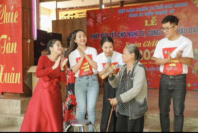 Mạc Can, Ngọc Đáng, Diệu Hiền xúc động nhận quà Tết của NSND Trịnh Kim Chi- Ảnh 3.