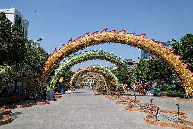 Linh vật rồng dài 100 m trên đường hoa Nguyễn Huệ dần hiện hình- Ảnh 5.