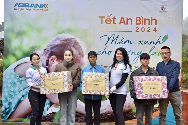 ABBANK gây quỹ tài trợ 50.000 cây gỗ lớn cho người dân Quảng Bình- Ảnh 1.