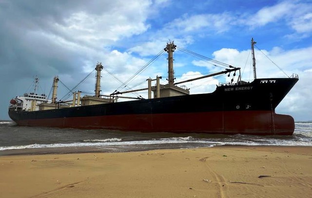 Tàu hàng 15.000 tấn mắc cạn ở biển Dung Quất- Ảnh 1.