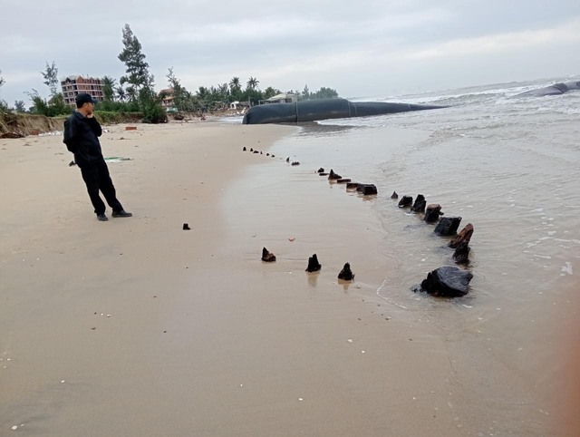 Khai quật khẩn cấp hiện vật nghi "tàu cổ" ở Quảng Nam- Ảnh 1.