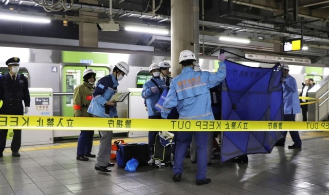 Hiện trường vụ đâm dao ở ga Akihabara, Tokyo, Nhật Bản, ngày 3-1. Ảnh: Kyodo
