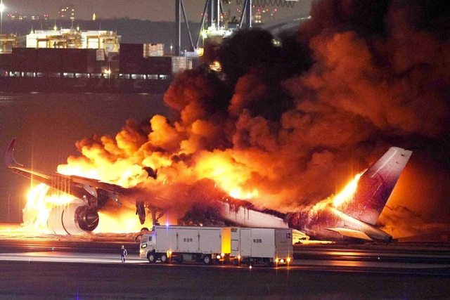 Nhật Bản: Cách đưa 367 hành khách thoát khỏi máy bay bốc cháy "mẫu mực như sách giáo khoa"- Ảnh 1.