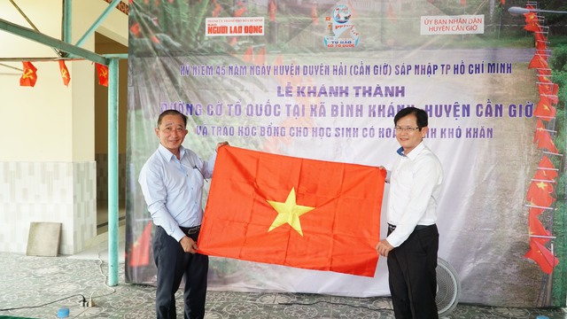 Đường cờ Tổ quốc mừng 45 năm ngày huyện Cần Giờ sáp nhập TP HCM- Ảnh 1.