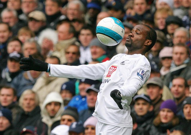 "Độc lạ" cựu cầu thủ Tottenham xỏ giày thi đấu khi bị cấm chỉ đạo- Ảnh 1.