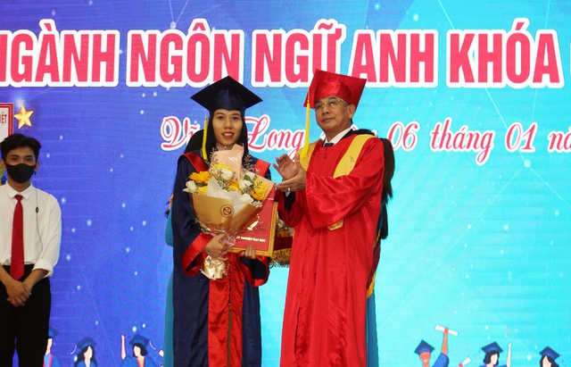 Trường ĐH Cửu Long trao bằng tốt nghiệp cho 447 tân cử nhân Ngôn ngữ Anh- Ảnh 1.